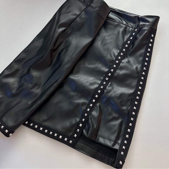 Studded detail asymmetrical hem PU leather skirt in black women’s size 12 - Picture 3 of 7